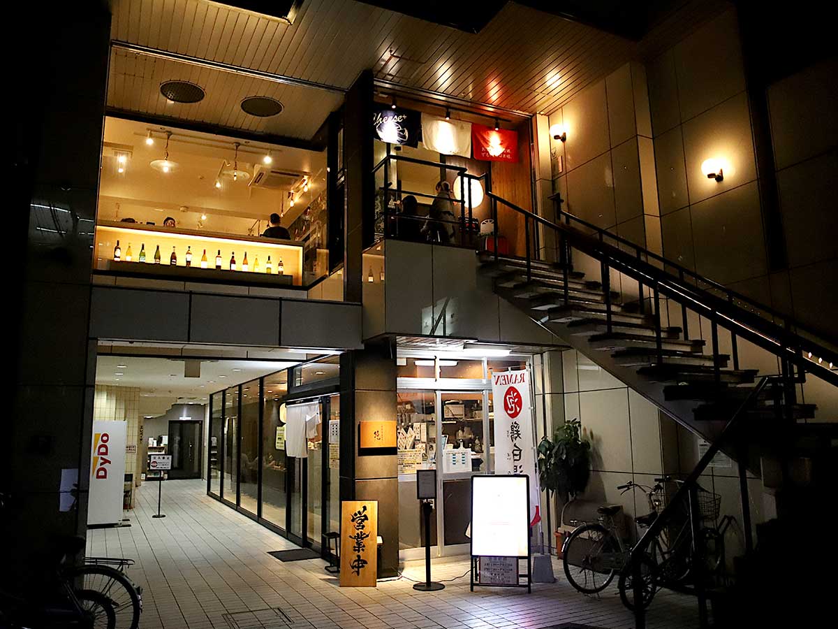 入り口は大きくないけど中に入ると奥へと長く続くところは京都風