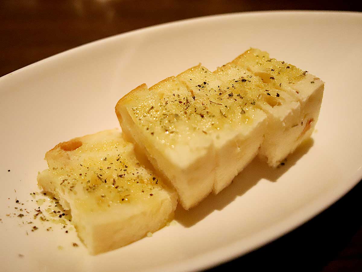 お通しのガーリックトースト 500円