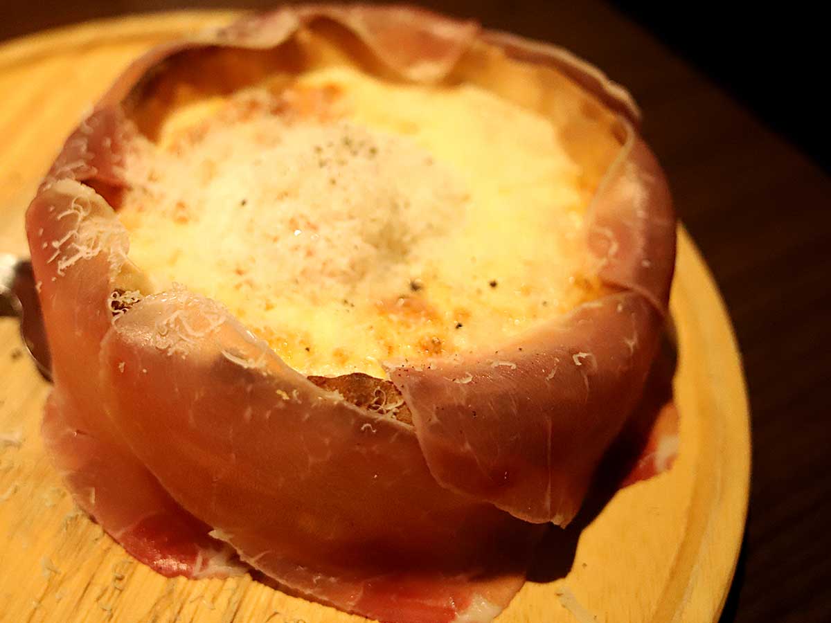 生ハム温玉シカゴピザ 1,980円