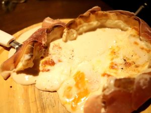 トロトロチーズと温玉に生ハムという背徳感しかない組み合わせ