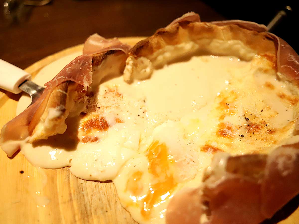 トロトロチーズと温玉に生ハムという背徳感しかない組み合わせ