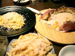 チーズ！チーズ！チーズ！カルボナーラ1,480円、手前：フライドポテト～2種のチーズがけ～ 590円