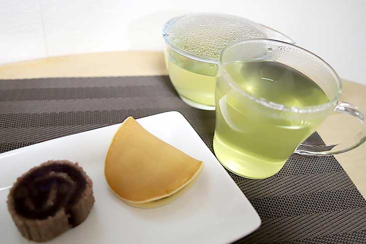 写真中央が「つばらつばら」、左側は同じく鶴屋吉信の「京観世」