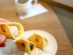 どら焼きともワッフルとも違うモッチリ食感は生つばら独特