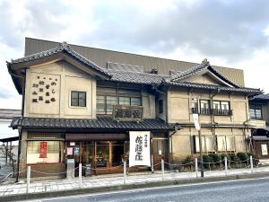 1934年に建てられた歌舞伎座風の建築で、すぐ側には工場も併設