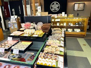 老舗の風格ある店構えの中には、定番から個性が光るものまで多様な菓子がずらり