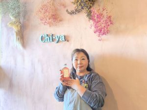 食用バラの香りを生かしたローズシロップを生み出した店主の千秋さん