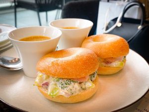 「海老とブロッコリーのミニベーグルサンド 柚子胡椒マヨネーズ」［食楽web］