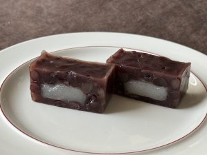 あずきの粒感と中の餅の柔らかい食感がたまらない