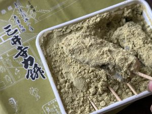 青いきな粉は、青大豆と抹茶をブレンドしている