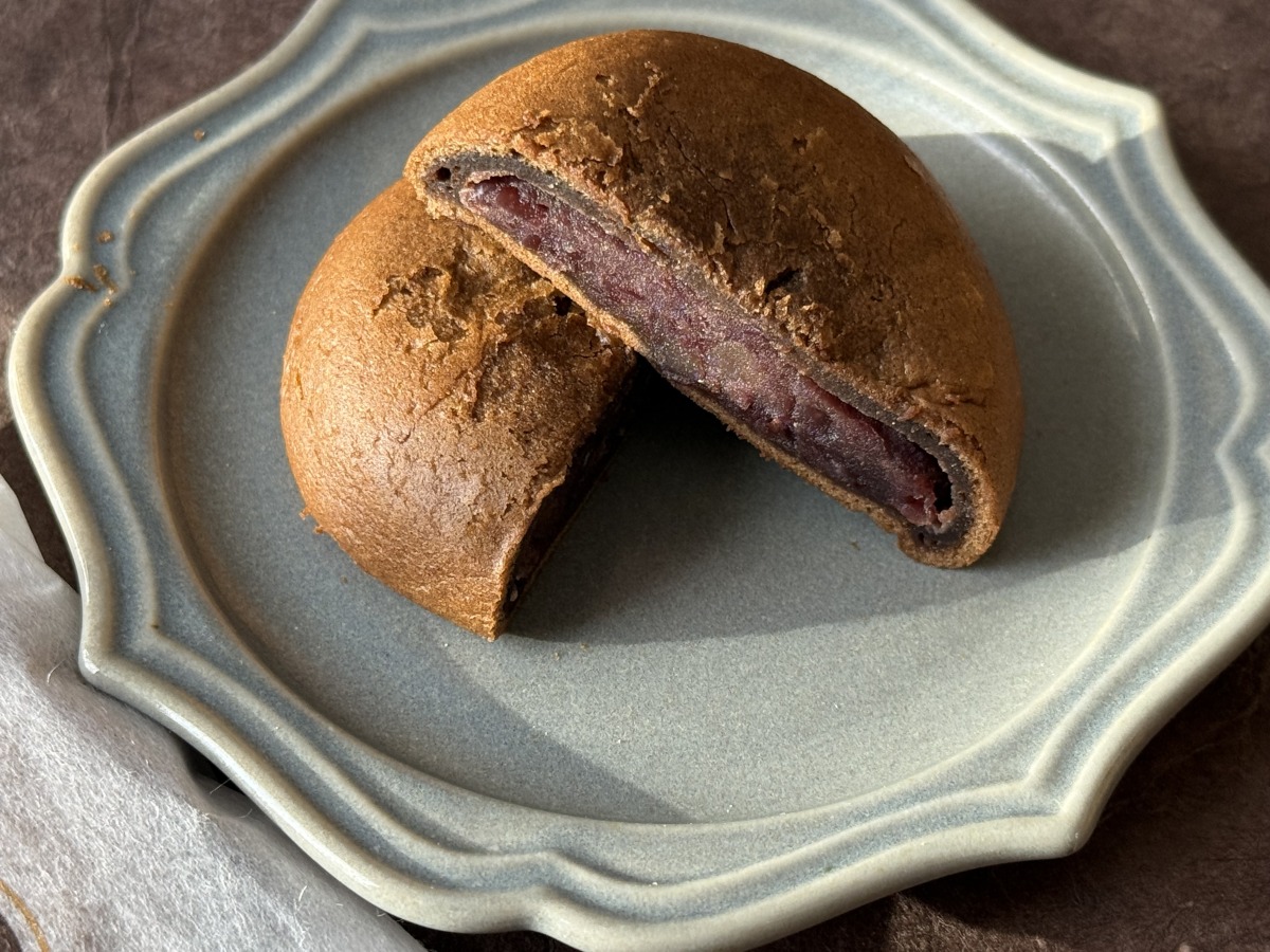 薄皮でみっちりと粒あんが詰まっている