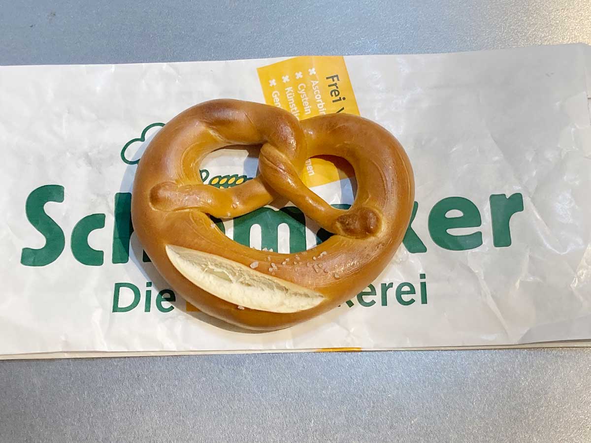 「プレッツェル」250円（税込）。ややハードな歯触りともっちりした噛み応えの絶妙なコントラストはビールとの相性バツグン！