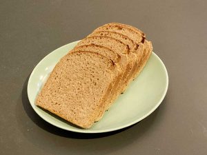 ディンケルブロートはハーフサイズ550円（税込）もあり。会計時にその場でスライスもしてくれます