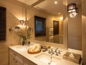 船の中だとは思えないほどしっかりとした洗面台とシャワーブース付き