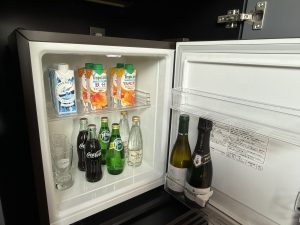 ミニバー（有料）も完備。また、徒歩5分くらいの場所にコンビニなどもあり