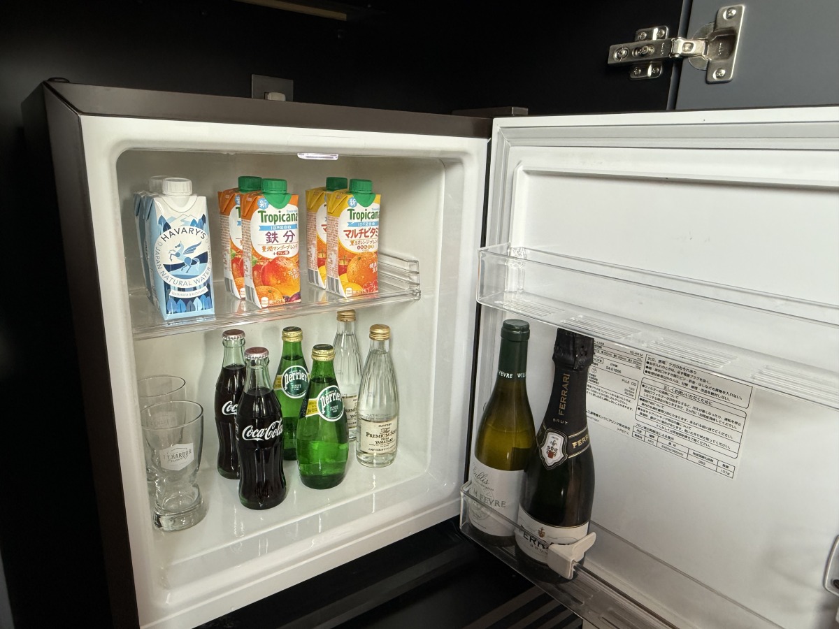 ミニバー（有料）も完備。また、徒歩5分くらいの場所にコンビニなどもあり