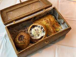 左からバナナマフィン、シナモンロール、クロックムッシュ、クロックマダム