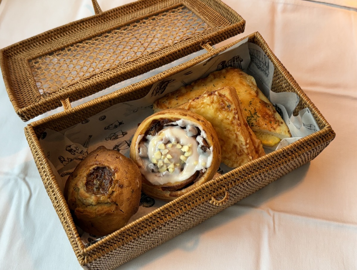 左からバナナマフィン、シナモンロール、クロックムッシュ、クロックマダム