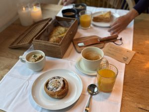 非日常的な空間で味わう朝食は特別感があってゆっくりと時間をかけて味わいたい