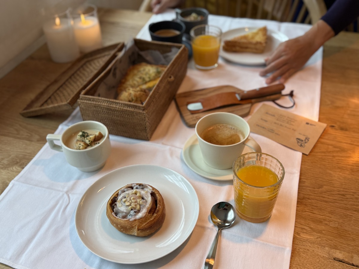 非日常的な空間で味わう朝食は特別感があってゆっくりと時間をかけて味わいたい