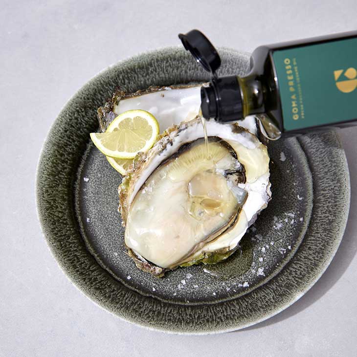 ひとたらしするだけで、生牡蠣のミルキーな甘みをそっと持ち上げる