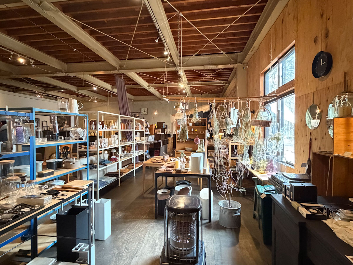 まるで蚤の市のよう。素敵なモノが並びます。