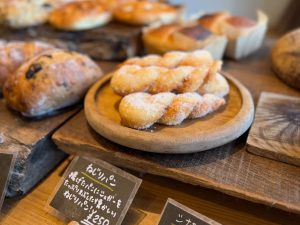 揚げたパンにシュガーをたっぷり！ 懐かしい味わいの「ねじりパン」