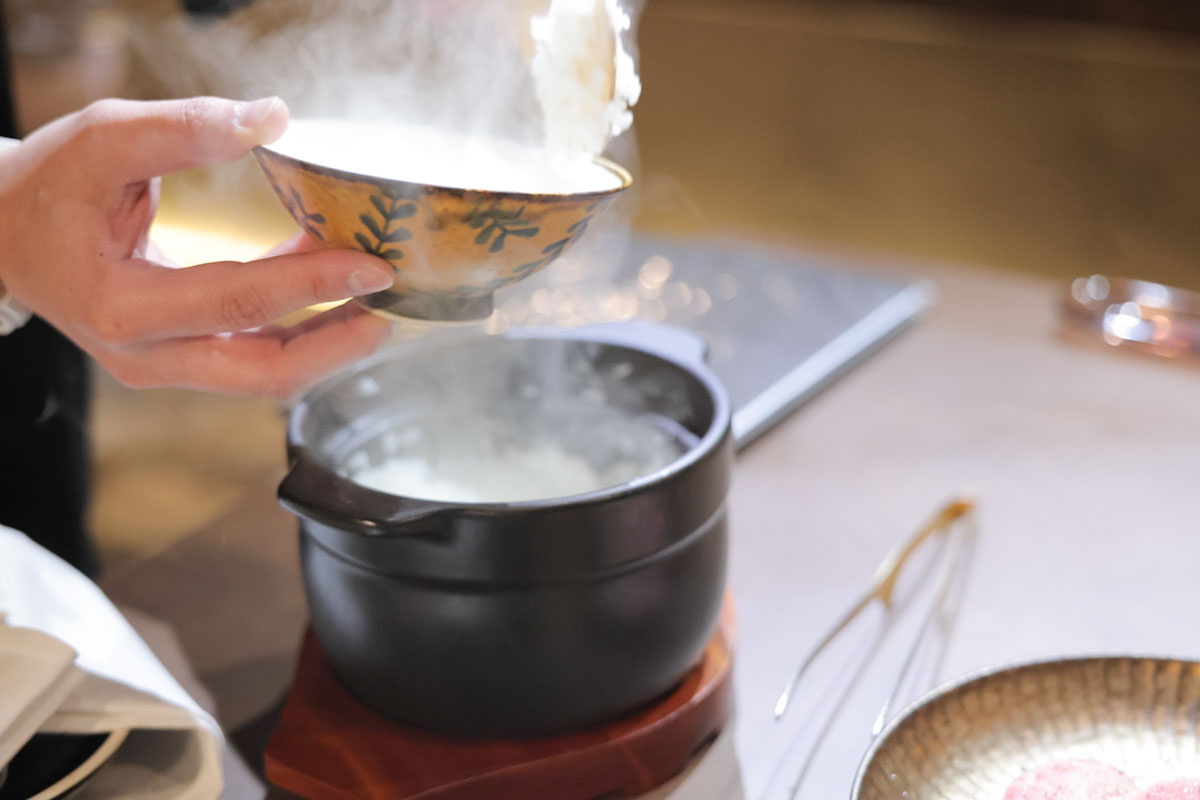 炊き立ての土鍋ご飯